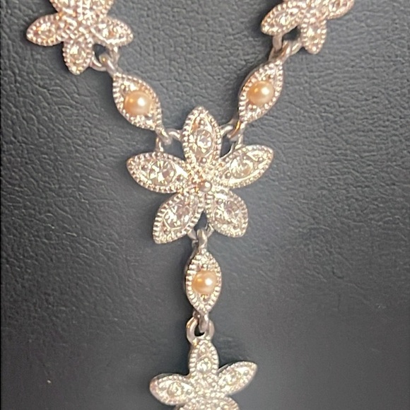 Intricate Silver and White Necklace with Pearl Drop 18’ - Picture 5 of 5